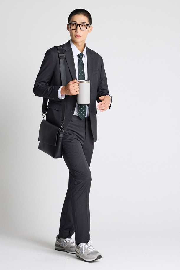 [3X3 크로스핏] 사방스판 TW 수트 팬츠 그레이는 남성용 슬림핏 수트 팬츠입니다. 봄, 가을에 적합하며, 포멀하고 클래식한 스타일을 연출합니다. 사방스판 소재로 제작되어 편안한 착용감을 제공하며, 밑단 수선이 필요한 제품입니다. 오피스룩, 비즈니스 캐주얼, 회의룩에 적합하며, 미니멀하고 시크한 스타일을 완성합니다. 실루엣이 드러나는 슬림한 디자인으로, 세련된 핏을 선사합니다.
