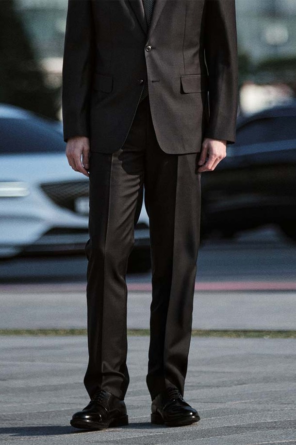 이탈리아 구아벨로 130수 수트 팬츠_그레이 (클래식핏)는 남성 정장 및 예복용으로 적합하며, 오피스룩, 면접룩, 상견례룩에 잘 어울립니다. 고급스러운 울 소재로 제작되어 부드러운 촉감과 실키한 질감을 선사하며, 은은한 광택감과 뛰어난 드레이프성으로 매끄러운 라인을 연출합니다. 클래식핏으로 디자인되어 안정감 있는 착용감을 제공하며, 몸에 자연스럽게 감기는 편안함을 느낄 수 있습니다. 밑단 마감은 수선이 필요하며, 오비(허리)는 미포함입니다. 미니멀하고 클래식한 스타일을 선호하는 남성에게 추천합니다.
