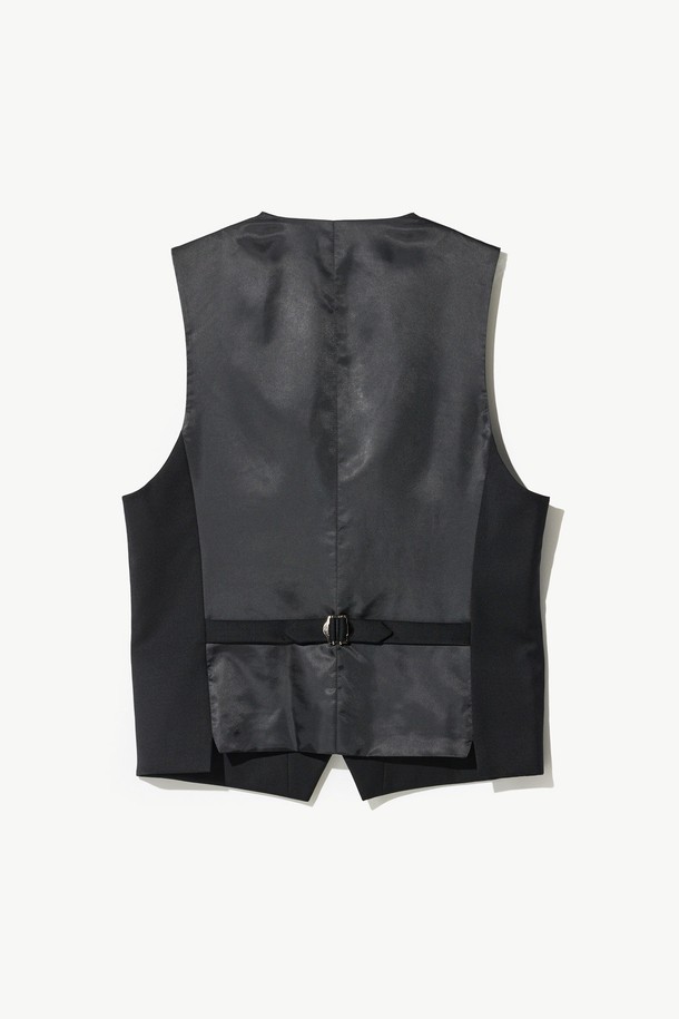 사방스판 TW 수트 베스트 블랙 (클래식핏)은 남성용 베스트입니다. 폴리에스터와 폴리우레탄 혼방 소재로 제작되어 사계절 내내 착용 가능하며, 안감이 있어 편안한 착용감을 제공합니다. 클래식한 V넥 디자인과 민소매 스타일로, 오피스룩, 비즈니스 캐주얼, 모임룩 등 다양한 TPO에 활용하기 좋습니다. 클래식, 미니멀, 시크한 스타일을 연출하기에 적합하며, 레귤러 기장의 무지 패턴으로 깔끔한 느낌을 줍니다.
