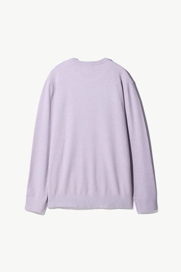 소프트터치_라운드 니트 바이올렛은 남성용 상의 니트/스웨터 제품입니다. 봄, 가을 시즌에 어울리는 얇은 두께의 긴 소매 라운드넥 니트이며, 부드러운 촉감의 폴리에스테르, 나일론 혼방 소재로 제작되었습니다. 베이직 스타일의 무지 패턴으로 데이트룩, 카페룩 등 다양한 TPO에 활용하기 좋으며, 미니멀, 클래식, 캐주얼 스타일을 연출할 수 있습니다. 레귤러핏으로 편안하게 착용 가능합니다.
