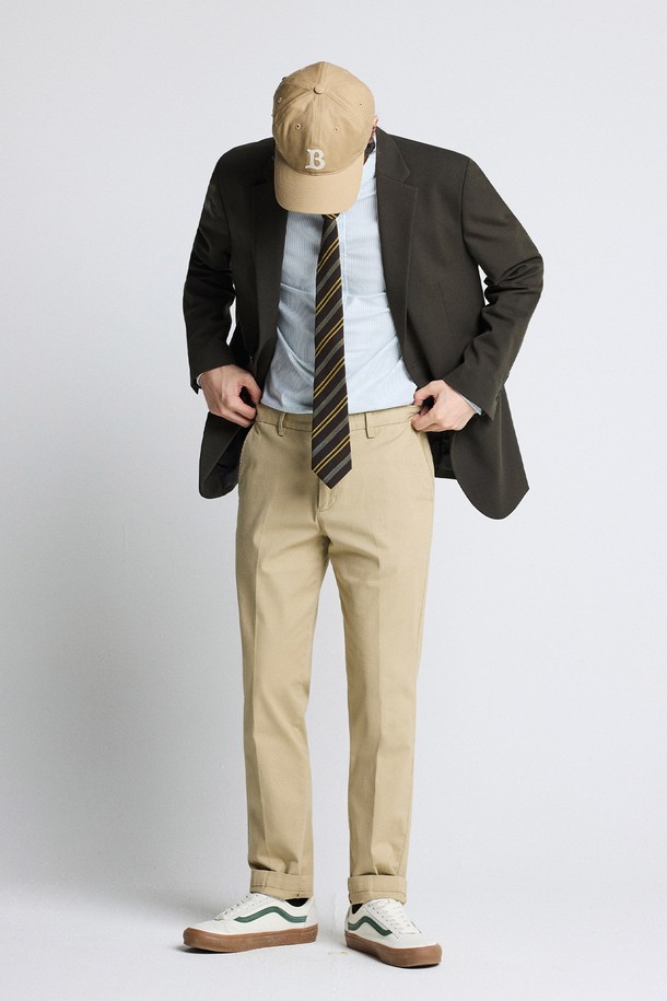 "Compact Stretch Oxford_그린 스트라이프 (이지 핏)" 셔츠는 부드러운 촉감의 50수 코튼 스트레치 소재로 제작되어 편안한 착용감을 선사합니다. 시원한 그린 스트라이프 패턴에 컬러 버튼과 자수 디테일로 포인트를 더해 클래식하면서도 세련된 분위기를 연출합니다. 이지 핏 디자인으로 활동성을 높였으며, 얇은 두께감으로 봄, 여름 시즌에 시원하게 착용하기 좋습니다. 일상복은 물론 오피스룩, 비즈니스 캐주얼, 출근룩 등 다양한 스타일로 활용 가능합니다.
