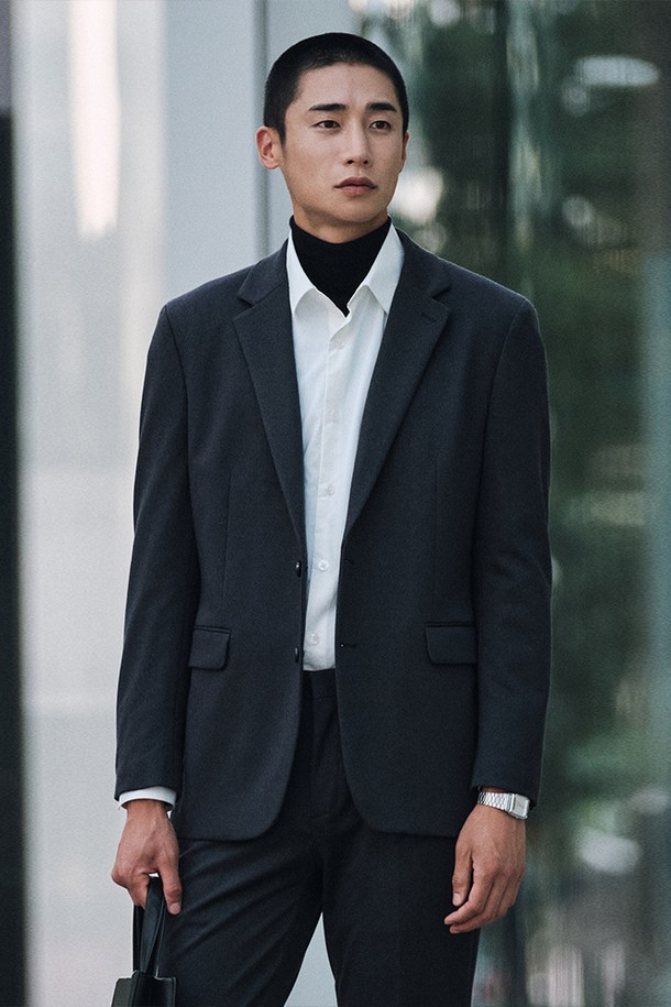 **저지 셋업 그레이 (릴렉스핏)**

미니멀하고 컨템포러리한 무드의 저지 셋업입니다. 간절기부터 겨울까지 활용 가능한 도톰한 두께감의 제품으로, 데일리룩 및 세미 정장 스타일로 폭넓게 연출할 수 있습니다. 그레이 컬러의 무지 디자인에 릴렉스핏으로 제작되어 편안한 착용감을 선사합니다. 나일론, 레이온, 폴리에스터, 폴리우레탄 혼방 소재로 제작되었으며, 활동성을 높인 디자인과 사이드 벤트 디테일이 돋보입니다. 출근룩, 비즈니스 캐주얼, 겨울 데일리룩에 적합한 스타일입니다.
