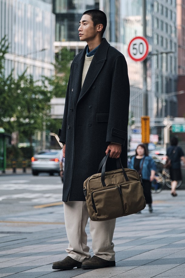 차분하고 세련된 무드의 남성용 더블 오버핏 코트입니다. 차콜 그레이 컬러의 무지 디자인으로, 클래식과 베이직 스타일을 모두 아우릅니다. 롱 기장에 두꺼운 두께감으로 가을, 겨울 시즌에 따뜻하게 착용하기 좋습니다. 드롭 숄더와 여유로운 실루엣으로 편안하면서도 시크한 분위기를 연출하며, 출근룩, 오피스룩, 겨울 데일리룩에 폭넓게 활용할 수 있습니다. 모, 폴리에스터, 나일론, 아크릴 혼방 소재로 제작되었습니다.
