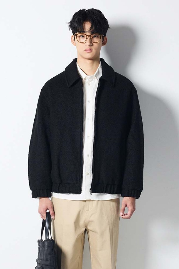 **부클 블루종 점퍼 블랙 (세미오버핏)**

겨울철 데일리룩을 위한 남성 부클 블루종 점퍼입니다. 부드러운 촉감의 울과 폴리에스테르 혼방 소재로 제작되어 뛰어난 보온성을 자랑합니다. 블랙 컬러의 무지 디자인으로 캐주얼, 클래식, 미니멀 등 다양한 스타일 연출이 용이합니다. 세미오버핏으로 편안한 착용감을 제공하며, 레이어드하여 더욱 따뜻하게 입을 수 있습니다. 리브 디테일과 부클 텍스처가 특징인 긴소매 집업 블루종입니다.
