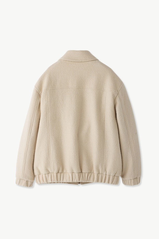 **부클 블루종 점퍼 아이보리 (세미오버핏)**

부드러운 촉감의 부클 소재와 울, 폴리에스테르 혼방으로 제작되어 따뜻하고 포근한 착용감을 선사합니다. 아이보리 컬러의 무지 디자인으로 어떤 옷에도 쉽게 매치할 수 있으며, 겨울 데일리룩에 활용하기 좋습니다. 세미오버핏으로 편안하면서도 트렌디한 스타일을 연출하며, 집업 스타일로 간편하게 착용 가능합니다. 가을, 겨울 시즌에 어울리는 두꺼운 두께감으로 보온성을 높였으며, 긴 소매 기장으로 안정감 있는 핏을 제공합니다. 캐주얼, 미니멀, 클래식 스타일을 즐겨 입는 분들께 추천하는 블루종입니다.
