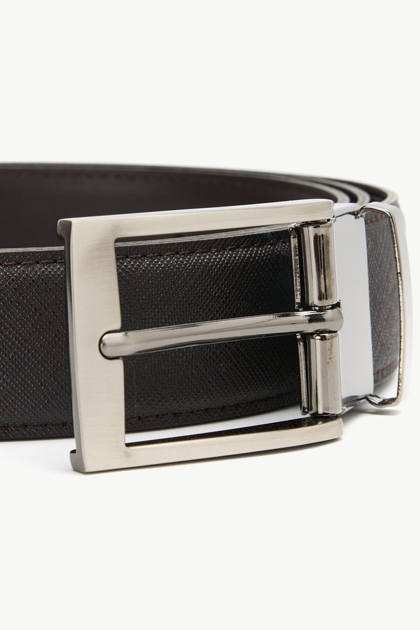 빅사이즈를 위한 남성용 '비죠' 벨트입니다. 브라운 컬러의 이 벨트는 합성가죽과 폴리우레탄 소재로 제작되었습니다. 벨트 너비는 3.5cm이며, 전체 길이는 120cm로 넉넉한 사이즈를 자랑합니다. 버클 여밈 방식과 버클 디자인 장식이 특징이며, 비즈니스 캐주얼, 출근룩, 모임룩 등 다양한 TPO에 활용할 수 있습니다. 클래식, 미니멀, 캐주얼 스타일을 즐기는 남성에게 적합합니다.
