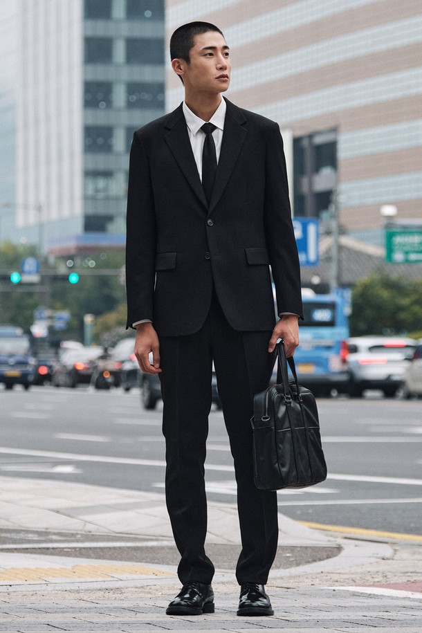 폴리 트윌 셋업 블랙 (테이퍼드핏)은 포멀과 비즈니스룩에 적합한 남성용 정장 바지입니다. 사계절용으로 제작되었으며, 부드러운 촉감의 폴리에스터 소재를 사용하여 편안한 착용감을 제공합니다. 클래식하고 미니멀한 스타일로, 테이퍼드핏 디자인과 밴딩 처리된 컴포트 밴드로 활동성을 높였습니다. 밑단 수선이 필요 없어 간편하게 착용 가능하며, 오피스룩, 비즈니스 캐주얼, 회의룩 등 다양한 TPO에 활용할 수 있습니다. 무지 블랙 컬러로 어떤 상의와도 잘 어울려 활용도가 높습니다.
