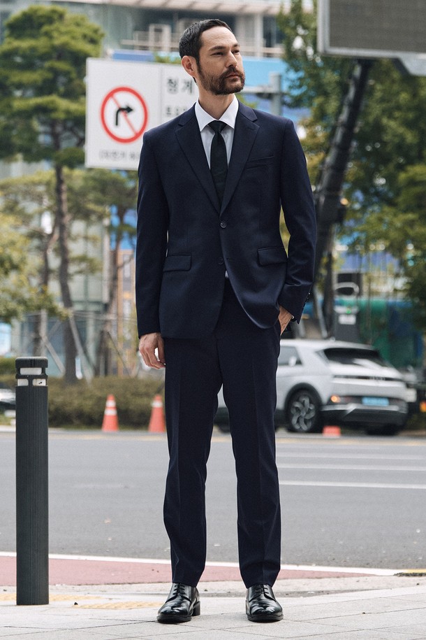 **3X3 크로스핏 사방 스판 TW 수트 팬츠 네이비 (슬림핏)**는 남성용 슬림핏 수트 팬츠입니다. 울 혼방의 사방 스판 소재로 제작되어 봄, 가을에 착용하기 좋으며, 포멀, 비즈니스 스타일 연출에 적합합니다. 네이비 컬러의 무지 디자인으로 클래식하고 미니멀한 느낌을 줍니다. 오피스룩, 비즈니스 캐주얼, 회의룩 등 다양한 TPO에 활용 가능하며, 기 기본 두께감으로 편안한 착용감을 선사합니다. 수선이 필요할 수 있습니다.
