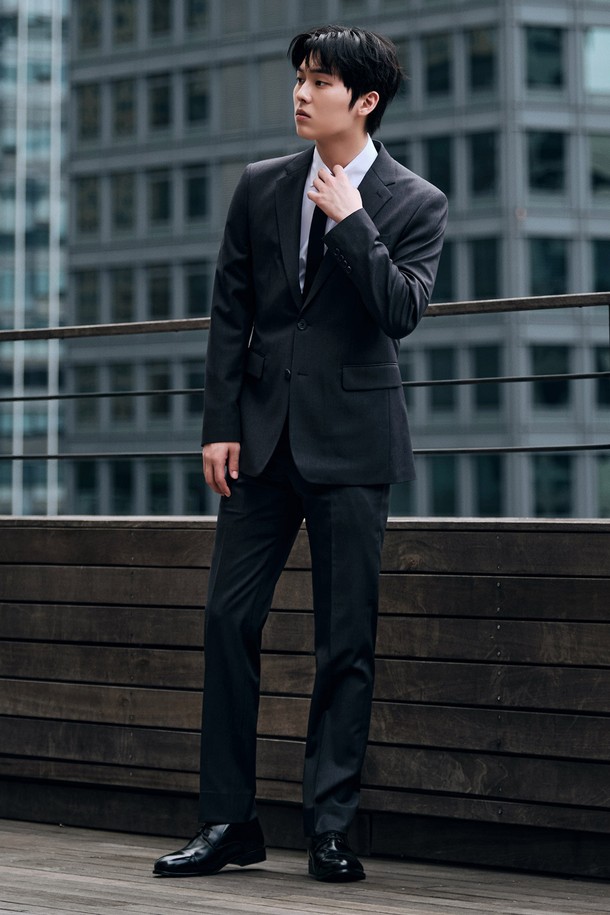 [3X3 크로스핏] 사방스판 TW 수트 팬츠 그레이 (클래식핏)는 남성용 수트 팬츠입니다. 봄, 가을에 착용하기 좋으며, 포멀 및 비즈니스 용도로 적합합니다. 클래식 스타일에 기본 두께감으로 제작되었으며, 그레이 컬러의 무지 패턴입니다. 사방스판 소재로 활동성을 높였으며, 허리라인에 신축성이 더해져 편안한 착용감을 제공합니다. 컴포트밴딩이 적용되었으며, 밑단 수선이 필요한 제품입니다. 오피스룩, 비즈니스 캐주얼, 출근룩에 스타일리시하게 연출할 수 있습니다.
