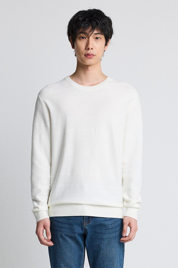 **찰떡_가로조직 라운드 니트 아이보리 (베이직핏)**

부드러운 촉감의 찰떡 가로조직 라운드 니트 아이보리입니다. 레이온, 폴리에스터, 나일론 혼방 소재로 제작되어 신축성과 복원력이 우수하며, 늘어짐 걱정 없이 오랫동안 착용할 수 있습니다. 가을과 겨울, 데일리룩과 클래식, 미니멀 스타일을 연출하기에 적합한 아이템입니다. 라운드넥 디자인과 베이직핏으로 어떤 하의와도 쉽게 매치할 수 있으며, 와플 패턴의 가로조직이 은은한 포인트를 더합니다. 긴소매 기장으로 보온성을 높여 겨울철에도 따뜻하게 입을 수 있습니다.
