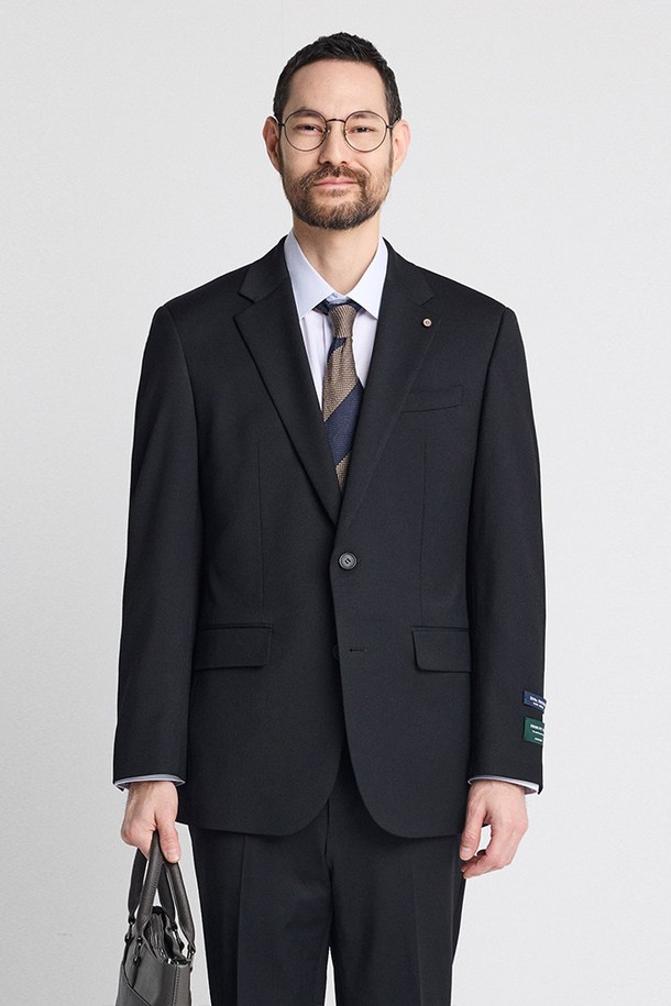 3X3 크로스핏 울 혼방 사방스판 에센셜 수트 재킷_블랙(컴포트핏)은 남성용 수트 재킷으로, 비즈니스와 일상 모두 활용 가능한 활용도 높은 제품입니다. 가을에 적합하며, 클래식하고 베이직한 스타일을 연출할 수 있습니다. 부드러운 촉감의 울 혼방 소재와 사방스판으로 편안한 착용감을 제공하며, 흡습 및 통기 기능으로 쾌적함을 유지합니다. 자연스러운 어깨 라인, 소매 길이 수선 가능, 페이크 버튼, 고급스러운 광택 등 섬세한 디테일이 돋보이는 컴포트핏 재킷입니다. 오피스룩, 비즈니스 캐주얼, 출근룩 등 다양한 TPO에 맞춰 클래식, 미니멀, 시크한 스타일을 연출해보세요.
