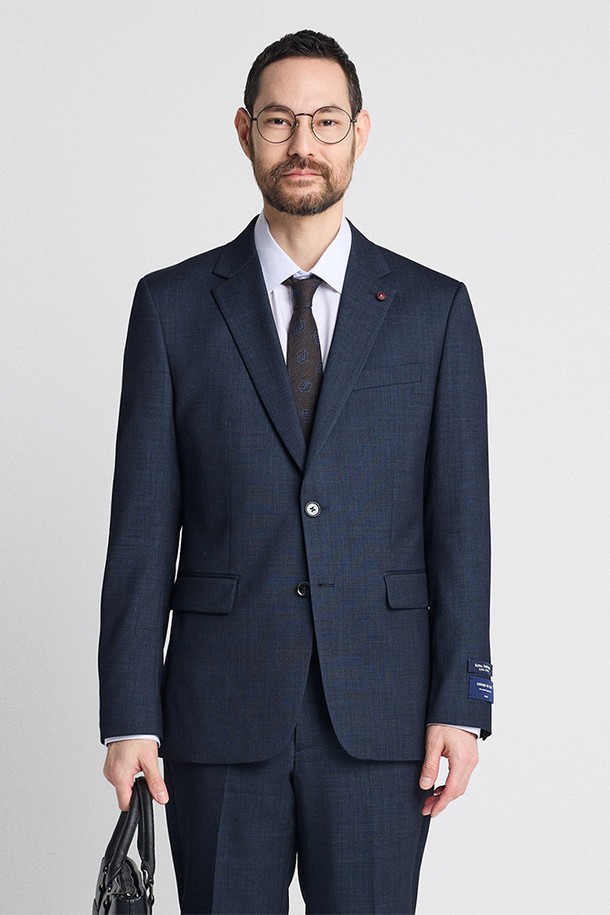 [3X3 크로스핏] 울 혼방 사방스판 에센셜 수트 재킷_네이비는 남성용 슬림핏 수트 재킷입니다. 클래식하고 베이직한 스타일로, 일상과 비즈니스 모두 활용 가능하며 오피스룩, 비즈니스 캐주얼, 출근룩에 적합합니다. 네이비 컬러의 무지 디자인이며, 울, 폴리에스테르, 폴리우레탄 혼방 소재로 제작되어 부드러운 촉감과 중간 두께감을 자랑합니다. 4방향 스트레치 기능과 통기성, 흡습성을 갖춰 편안한 착용감을 선사하며, 내추럴 숄더라인과 소매 가짜 버튼 디자인, 프리미엄 프레스 마감으로 고급스러운 분위기를 더합니다.
