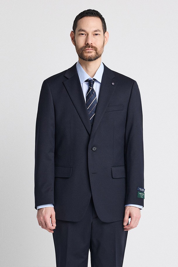 **3X3 크로스핏 울 혼방 사방 스판 에센셜 수트 재킷_네이비 (컴포트핏)**

3X3 크로스핏 울 혼방 사방 스판 에센셜 수트 재킷은 봄, 가을 시즌에 착용하기 좋은 남성용 수트 재킷입니다. 네이비 컬러의 무지 디자인으로, 클래식하고 베이직한 스타일을 연출합니다. 폴리에스터, 울, 폴리우레탄 혼방 소재로 제작되어 부드러운 촉감과 기본 두께감을 제공하며, 4방향 스트레치 기능을 통해 편안한 활동성을 보장합니다. 컴포트핏으로 제작되어 편안한 착용감을 선사하며, 싱글 버튼 여밈 방식과 긴 소매 기장, 가짜 단추 소매 디자인이 특징입니다. 오피스룩, 비즈니스 캐주얼, 출근룩 등 다양한 TPO에 활용 가능합니다.
