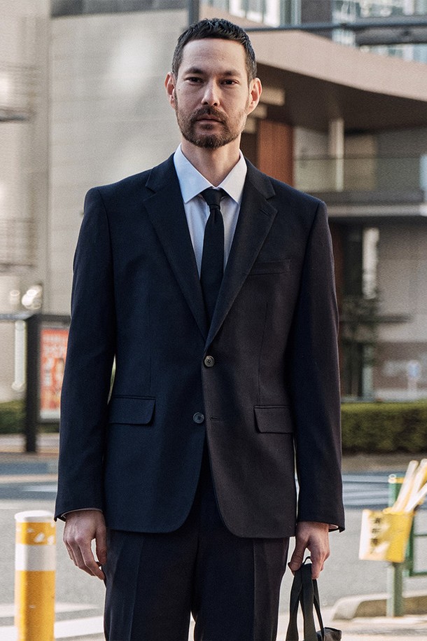 네이비 컬러의 TR 솔리드 수트 재킷입니다. 슬림핏으로 제작되어 클래식하고 베이직한 스타일을 연출합니다. 봄, 가을 시즌에 적합하며, 비즈니스 및 일상에서 폭넓게 활용할 수 있습니다. 테크폴리 원단과 울 블렌드 소재를 사용하여 부드러운 촉감과 편안한 착용감을 제공합니다. 싱글버튼, 투버튼 디자인으로 세련된 오피스룩, 비즈니스 캐주얼, 출근룩을 완성해보세요.
