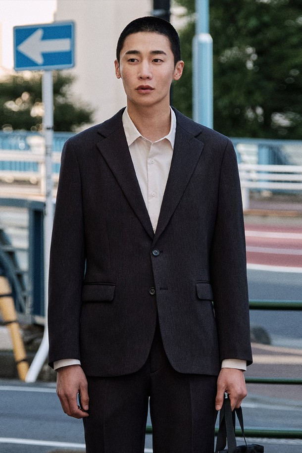 세련된 무드의 남성용 "골조직 셋업_그레이 (릴렉스핏)" 재킷입니다. 모던하고 컨템포러리한 스타일로, 데일리룩 또는 세미 포멀 룩에 활용하기 좋습니다. 고급스러운 촉감의 폴리에스터 소재이며, 넉넉한 릴렉스핏 실루엣과 플리츠 디자인이 특징입니다. 싱글 버튼 여밈 방식과 레귤러 기장의 상의, 긴 소매로 제작되었습니다. 출근룩 또는 비즈니스 캐주얼 스타일을 연출하기에 적합하며, 클래식, 미니멀, 시크 스타일을 선호하는 분들께 추천합니다.
