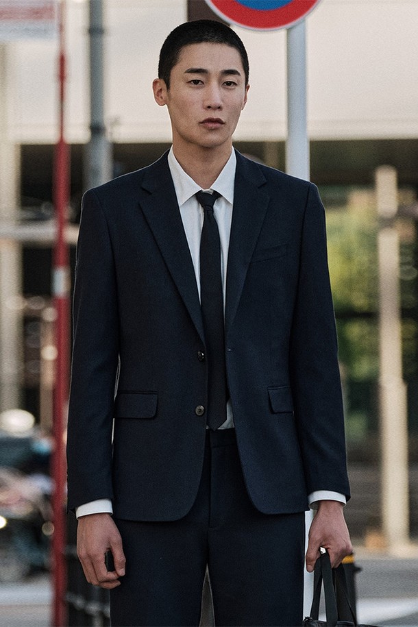 2X2 크로스핏 네이비 색상의 이중직 사방 스판 셋업 자켓입니다. 릴렉스 핏으로 제작되어 편안한 착용감을 선사하며, 비즈니스 캐주얼, 오피스룩, 데이트룩 등 다양한 TPO에 활용하기 좋습니다. 모던하고 클래식한 스타일을 연출하며, 봄, 가을 시즌에 적합합니다. 폴리에스터, 레이온, 우레탄 혼방의 부드러운 촉감과 중간 두께감으로 간절기에도 활용하기 좋습니다. 싱글 버튼 여밈 방식에 숄더 패드, 캔버스 구조, 히든심 디테일이 더해져 깔끔한 실루엣을 완성합니다.
