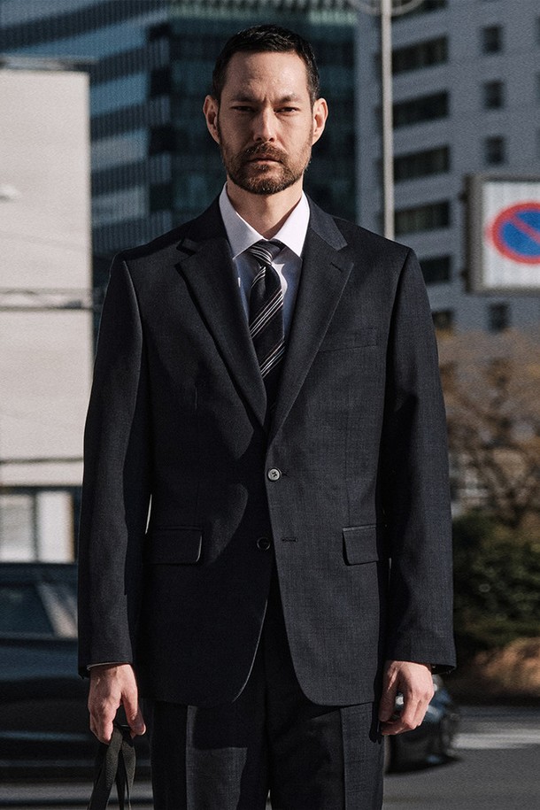 [3X3 크로스핏] 울 혼방 사방 스판 에센셜 수트 재킷_네이비 (클래식핏)은 일상과 비즈니스룩에 모두 잘 어울리는 남성용 수트 재킷입니다. 네이비 컬러에 클래식한 스타일을 더해, 오피스룩, 비즈니스 캐주얼, 회의룩 등 다양한 TPO에 활용할 수 있습니다. 울, 폴리에스테르, 폴리우레탄 혼방 소재로 제작되어 부드러운 촉감과 함께 사방 스판, 흡습, 신축성 등의 기능을 갖춰 편안한 착용감을 선사합니다. 레귤러 기장에 싱글 버튼 여밈 방식과 클래식핏으로, 4방향 스트레치, 내추럴 숄더라인, 가짜 단추 소매 디자인, 프리미엄 광택감을 더해 고급스러운 분위기를 연출합니다.
