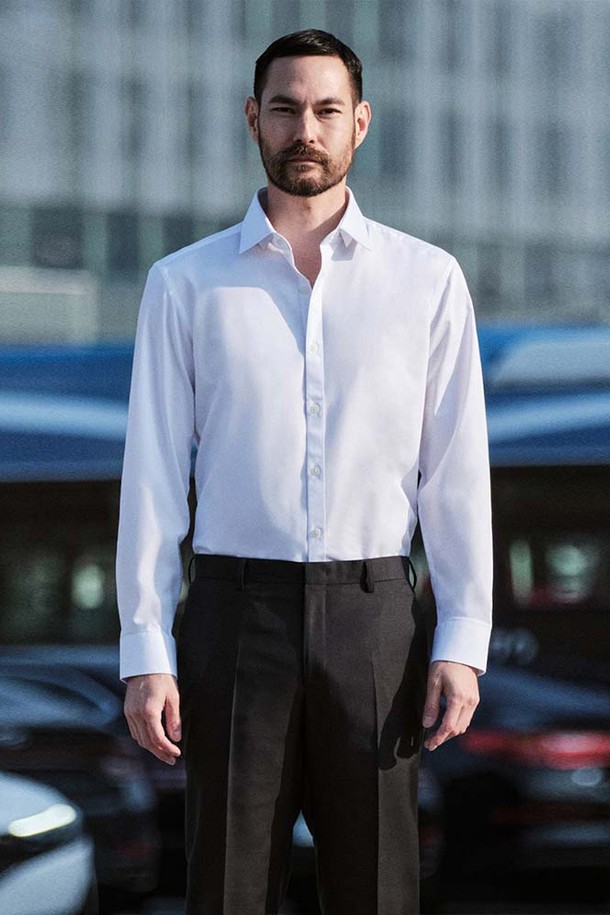 [블랙] 소프트 뱀부 소재 셔츠_화이트 (슬림핏)는 부드러운 촉감이 특징인 남성용 셔츠입니다. 뱀부 소재를 사용하여 편안한 착용감을 제공하며, 사계절 내내 활용 가능한 얇은 두께로 제작되었습니다. 미니멀하고 베이직한 스타일로, 레귤러 칼라와 긴소매, 슬림핏 디자인이 특징입니다. 출근룩, 비즈니스 캐주얼, 오피스룩 등 다양한 TPO에 활용 가능하며, 클래식, 미니멀, 시크한 무드를 연출합니다. 화이트와 블랙 두 가지 색상으로 만나보세요.
