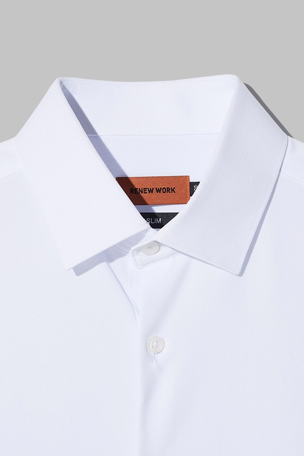 [쭉] 트리코트 셔츠_화이트 (슬림핏)는 사계절 내내 활용 가능한 베이직 스타일의 셔츠입니다. 부드러운 촉감의 폴리에스테르 소재로 제작되었으며, 신축성과 구김 방지 기능으로 편안한 착용감을 제공합니다. 세미와이드 카라, 긴 소매, 무지 디자인이 특징이며, 4-way Durable Stretch, 뛰어난 복원력, 고밀도 원단, 관리 용이성을 갖춰 실용성을 높였습니다.
