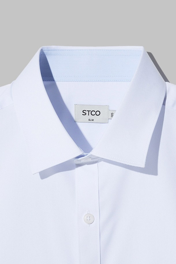 [툭] 모달 폴리 셔츠_화이트는 부드러운 촉감과 뛰어난 통기성을 자랑하는 남성용 슬림핏 셔츠입니다. 고밀도 스트레치 소재로 제작되어 주름 방지 기능과 신축성을 제공하며, 변형 없이 오랜 기간 착용할 수 있습니다. 베이직한 디자인에 세미와이드 칼라, 긴 소매, 얇은 두께감으로 사계절 내내 일상복으로 활용하기 좋습니다.
