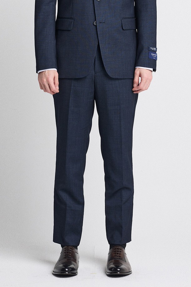 3X3 크로스핏의 네이비 컬러 남성용 슬림핏 울혼방 사방스판 수트 팬츠입니다. 포멀하고 클래식한 스타일로, 사계절 모두 착용 가능하며, 울, 폴리에스테르, 폴리우레탄 혼방 소재로 제작되어 활동성과 편안함을 동시에 제공합니다. 깔끔한 무지 디자인과 슬림핏으로 어떤 상의에도 잘 어울려 정장, 포멀 룩을 연출하기에 적합합니다.
