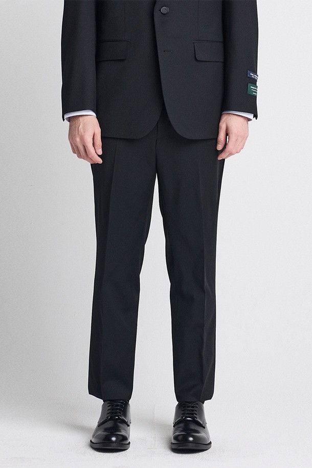 **[3X3 크로스핏] 울혼방 사방스판 에센셜 수트팬츠_블랙 (컴포트핏)**

3X3 크로스핏의 울 혼방 사방 스판 에센셜 수트팬츠입니다. 블랙 색상으로, 포멀과 클래식 스타일을 연출하기에 적합합니다. 봄, 가을 시즌에 착용하기 좋으며, 오피스룩, 비즈니스 캐주얼, 회의룩 등 TPO에 맞춰 활용할 수 있습니다. 컴포트 핏으로 편안한 착용감을 제공하며, 사방 스판 소재로 활동성을 높였습니다. 밑단 마감은 수선이 필요합니다.
