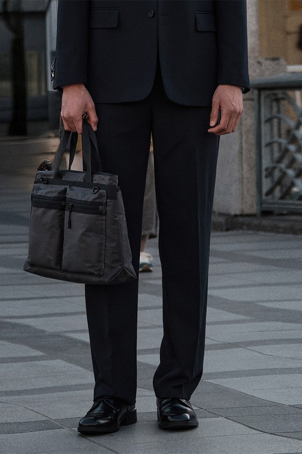 [2X2 크로스핏] 이중식 사방스판 셋업 팬츠_네이비 (와이드핏)는 포멀, 일상 스타일을 아우르는 남성용 셋업 팬츠입니다. 봄, 가을 시즌에 적합하며, 우수한 신축성의 사방스판 소재와 부드러운 촉감으로 편안한 착용감을 선사합니다. 넉넉한 와이드핏과 이중식 디자인으로 활동성을 높였으며, 셋업으로 스타일리시한 연출이 가능합니다. 오피스룩, 비즈니스 캐주얼, 출근룩 등 다양한 TPO에 활용할 수 있으며, 클래식, 미니멀, 시크 스타일을 즐기는 분들께 추천합니다.
