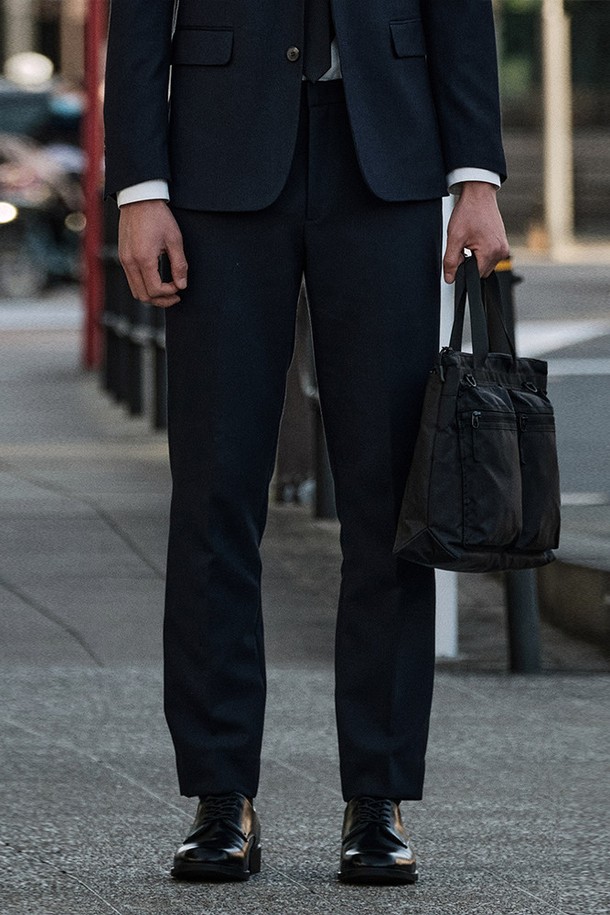 **[2X2 크로스핏] 이중식 사방스판 셋업 팬츠_네이비 (테이퍼드핏)**는 남성용 정장 바지로, 봄, 가을에 적합한 긴 기장의 테이퍼드핏 바지입니다. 네이비 컬러에 미니멀하고 클래식한 스타일을 연출하며, 일상, 포멀한 자리 모두 활용 가능합니다. 폴리에스터, 레이온, 폴리우레탄 혼방의 사방스판 소재로 제작되어 편안한 착용감을 제공하며, 릴렉스핏으로 활동성을 높였습니다. 힙 밴드 디자인과 허리라인 신축성, 밑단 마감으로 수선 없이 바로 착용할 수 있는 Tech-Poly 에센셜 라인 제품입니다. 오피스룩, 비즈니스 캐주얼, 출근룩에 적합합니다.
