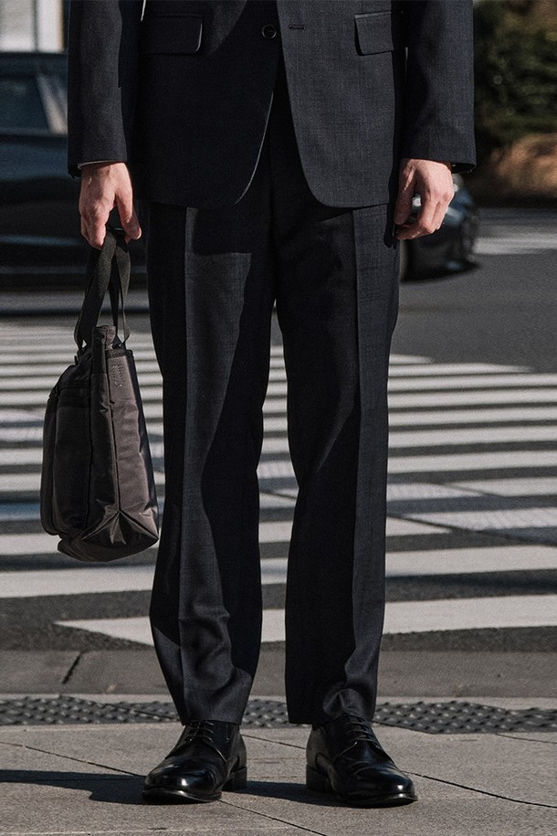 네이비 컬러의 [3X3 크로스핏] 울 혼방 사방스판 에센셜 수트 팬츠입니다. 포멀, 비즈니스 룩에 적합하며, 사계절 내내 착용 가능한 기본 두께의 긴 기장 바지입니다. 클래식 핏으로 제작되어 미니멀한 스타일을 연출하며, 오피스룩, 비즈니스 캐주얼 및 회의룩에 적합합니다. 울, 폴리에스테르, 폴리우레탄 혼방 소재로 제작되어 사방 스판의 편안한 착용감을 제공합니다. 무지 디자인으로 다양한 상의와 매치하기 용이합니다.
