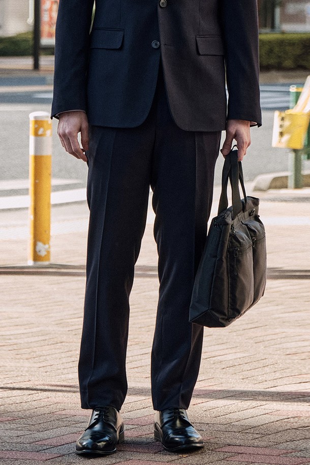 네이비 컬러의 TR 솔리드 수트 팬츠입니다. 슬림핏으로 제작되어, 클래식하고 포멀한 스타일을 연출합니다. 폴리에스테르, 레이온, 폴리우레탄 혼방 소재로 부드러운 촉감을 제공하며, 사계절 내내 착용 가능합니다. 오피스룩, 비즈니스 캐주얼, 회의룩 등 다양한 TPO에 활용하기 좋으며, 미니멀하고 시크한 스타일을 선호하는 분들께 추천합니다. 밑단 수선이 필요한 제품입니다.
