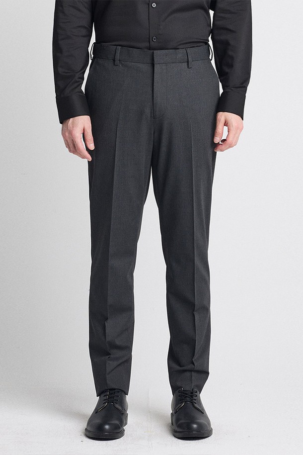 어반 에센셜 울혼방 슬랙스_그레이는 포멀 및 오피스룩에 적합한 남성용 슬랙스입니다. 부드러운 촉감의 폴리에스테르, 울, 레이온, 폴리우레탄 혼방 소재로 제작되었으며, 사계절 내내 착용 가능합니다. 테이퍼드핏 디자인에 히든 밴딩 허리밴드, 4방향 스트레치 기능으로 편안함과 활동성을 높였으며, 밑단 수선 없이 바로 착용할 수 있습니다.
