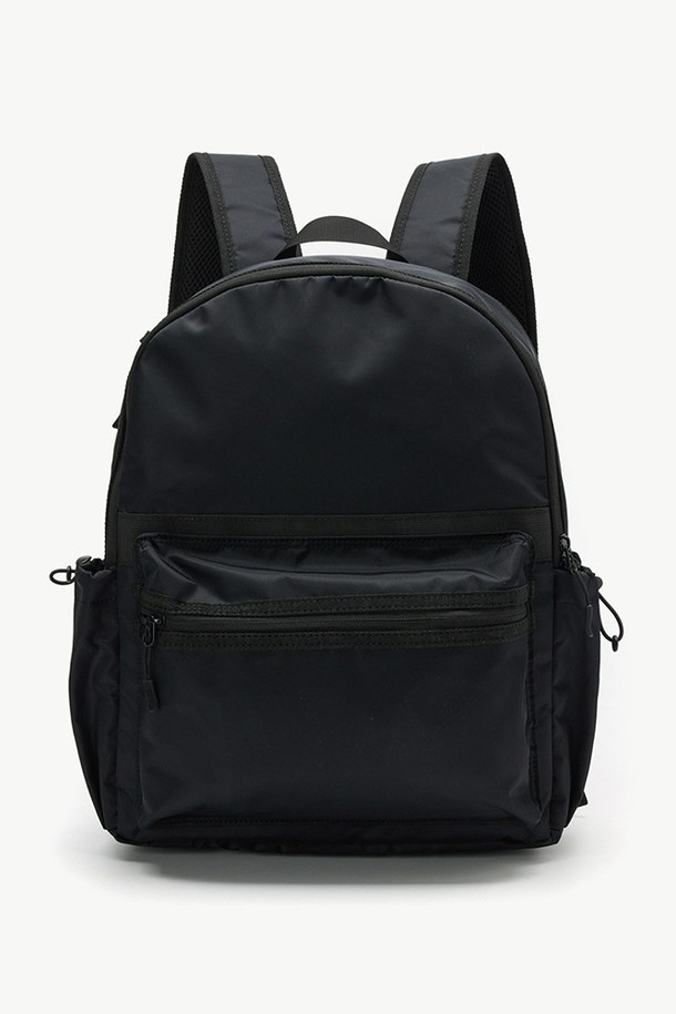 남성용 나일론 소재의 블랙 백팩입니다. 미디엄 사이즈의 사각형 백팩으로, 지퍼형 잠금 방식을 사용했습니다. 심플한 무지 디자인으로 다양한 스타일에 매치하기 용이합니다.
