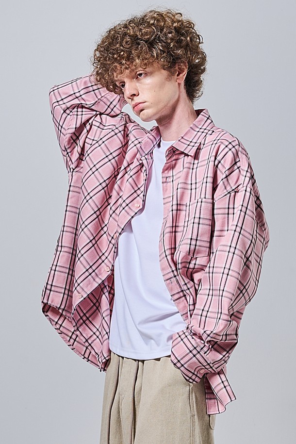 플레스 오버 체크셔츠 (핑크)는 남녀 모두 착용 가능한 유니섹스 디자인의 체크 셔츠입니다. 롱 기장의 오버핏으로 제작되어 캐주얼한 무드를 연출하며, 봄, 여름에 적합한 얇은 두께감의 면 소재로 제작되었습니다. 데이트룩, 쇼핑룩 등 다양한 TPO에 활용 가능하며, 캐주얼, 미니멀, 클래식 스타일 모두 소화할 수 있습니다. 핑크 컬러의 체크 패턴이 포인트 아이템으로 활용되어 셔츠 하나만으로도 스타일리시한 연출이 가능합니다.
