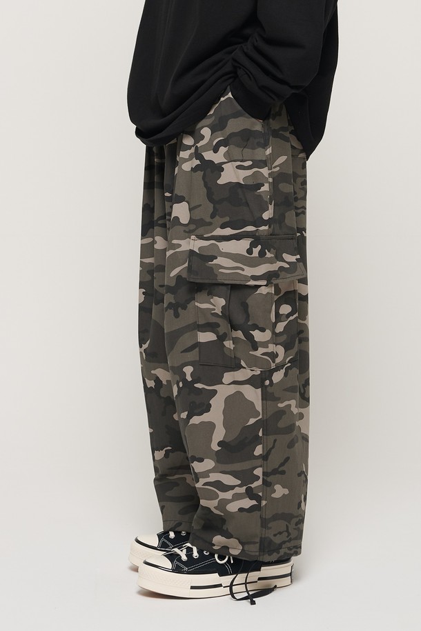 CARGOBROS - 캐주얼팬츠 - CAMO RANDOM PATTERN WIDE BAND BALLOON PANTS (BLACK)