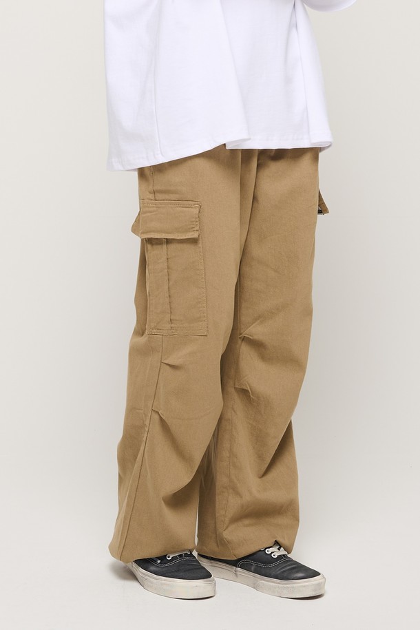 CARGOBROS - 캐주얼팬츠 - [코오롱몰 단독] RELAX WIDE FIT COTTON PARACHUTE CARGO BANDING PANTS (BEIGE)