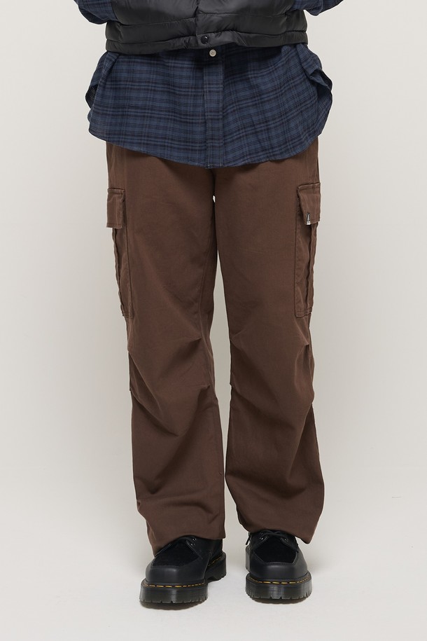 CARGOBROS - 캐주얼팬츠 - [코오롱몰 단독] RELAX WIDE FIT COTTON PARACHUTE CARGO BANDING PANTS (BROWN)