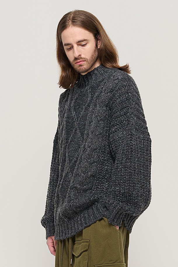 CARGOBROS - 스웨터 - SEMI-OVERSIZE CABLE MOCKNECK SWEATER (CHARCHOL)