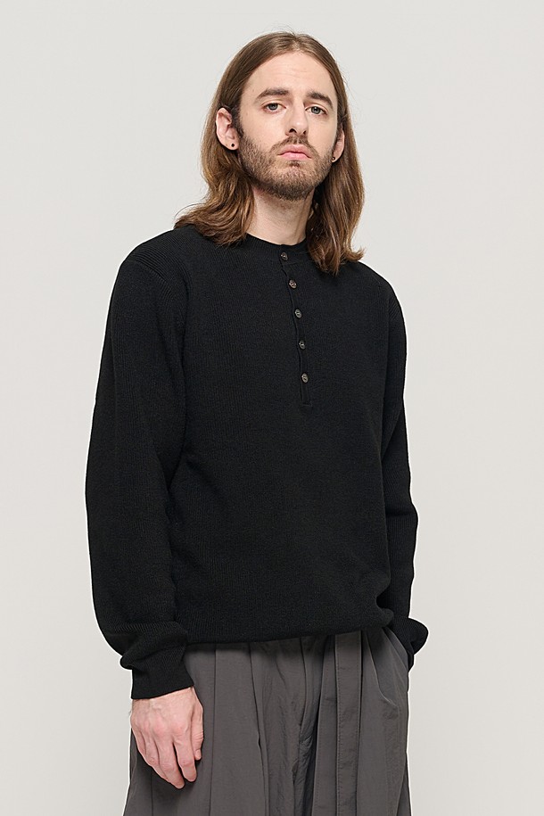 CARGOBROS - 스웨터 - CASH HENLEY NECK SEMI-OVER SOFT KNIT (BLACK)