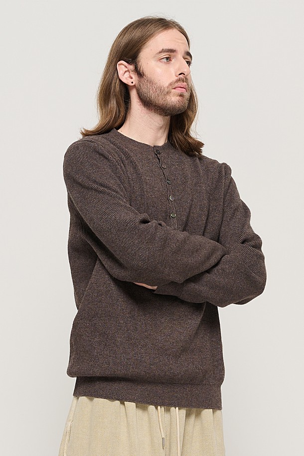 CARGOBROS - 스웨터 - CASH HENLEY NECK SEMI-OVER SOFT KNIT (BROWN)