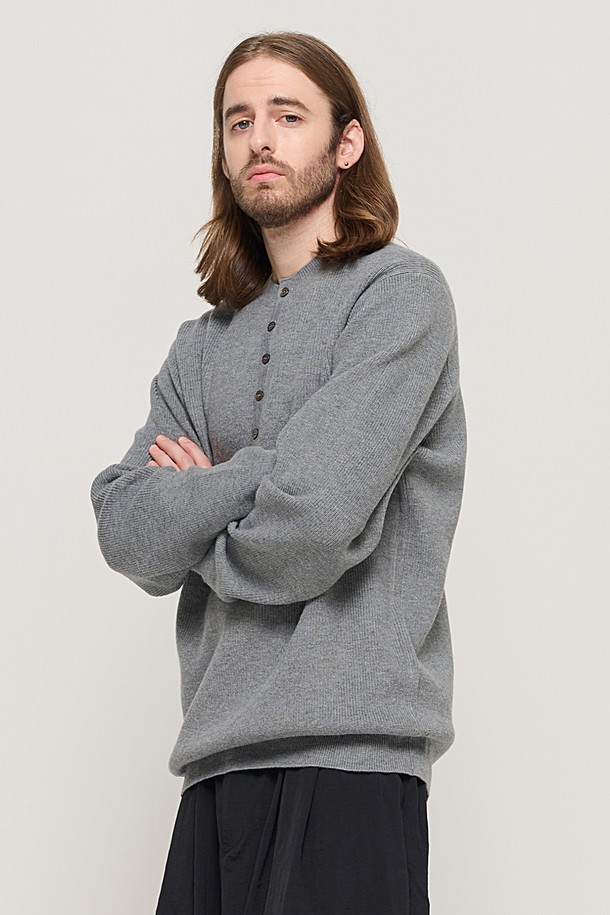 CARGOBROS - 스웨터 - CASH HENLEY NECK SEMI-OVER SOFT KNIT (GRAY)