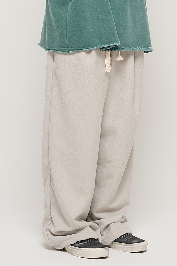 CARGOBROS - 캐주얼팬츠 - REVERS PINTUCK WIED BOUCLE SWEATPANTS (GRAY)