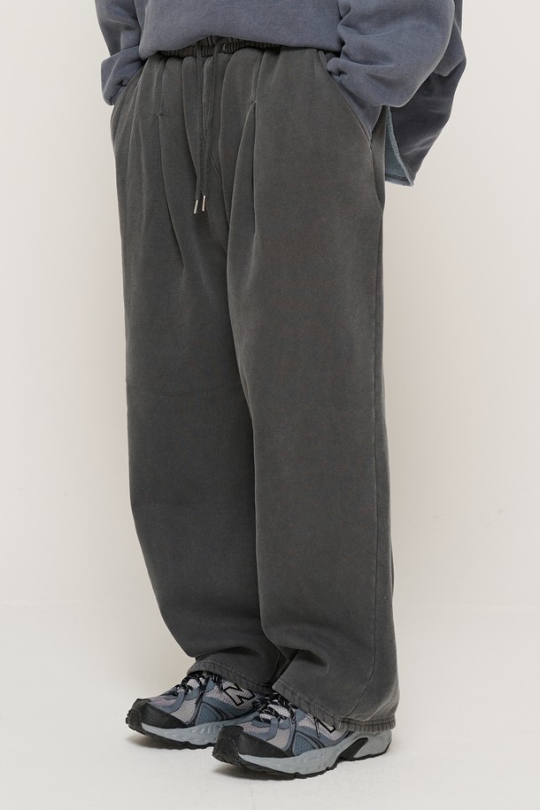 CARGOBROS - 캐주얼팬츠 - IN PIGMENT NAPPING TRAINING WIDE STRAIGHT PANTS  (CHARCOAL)