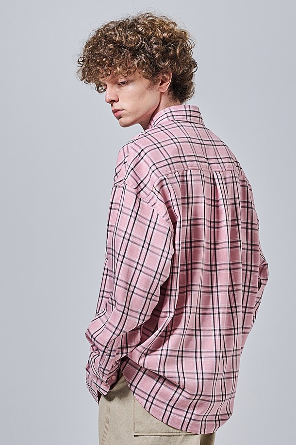 플레스 오버 체크셔츠 (핑크)는 남녀 모두 착용 가능한 유니섹스 디자인의 체크 셔츠입니다. 롱 기장의 오버핏으로 제작되어 캐주얼한 무드를 연출하며, 봄, 여름에 적합한 얇은 두께감의 면 소재로 제작되었습니다. 데이트룩, 쇼핑룩 등 다양한 TPO에 활용 가능하며, 캐주얼, 미니멀, 클래식 스타일 모두 소화할 수 있습니다. 핑크 컬러의 체크 패턴이 포인트 아이템으로 활용되어 셔츠 하나만으로도 스타일리시한 연출이 가능합니다.
