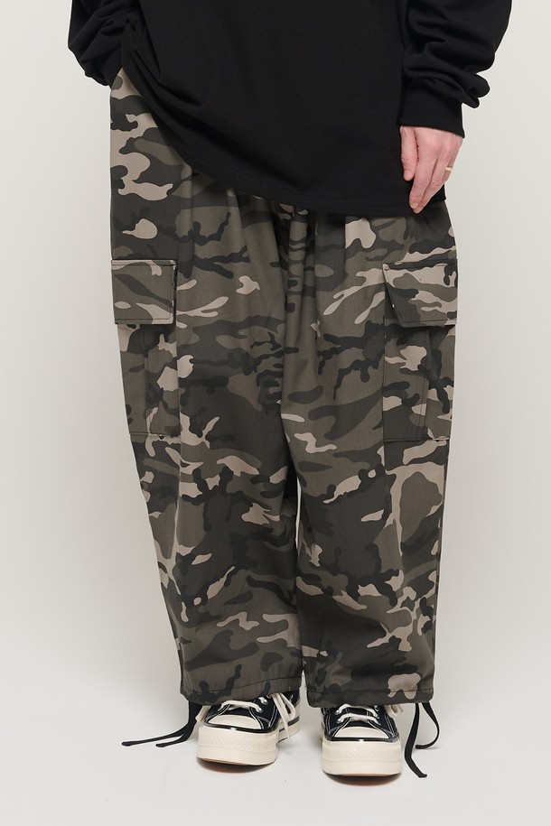 CARGOBROS - 캐주얼팬츠 - CAMO RANDOM PATTERN WIDE BAND BALLOON PANTS (BLACK)