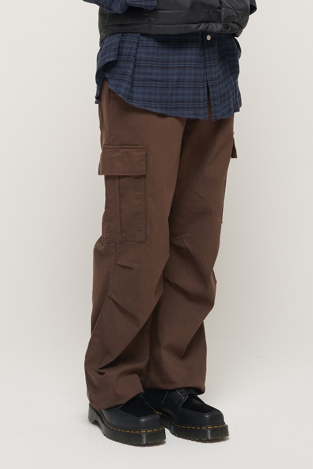 CARGOBROS - 캐주얼팬츠 - [코오롱몰 단독] RELAX WIDE FIT COTTON PARACHUTE CARGO BANDING PANTS (BROWN)