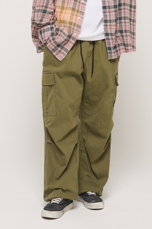 CARGOBROS - 캐주얼팬츠 - [코오롱몰 단독] RELAX WIDE FIT COTTON PARACHUTE CARGO BANDING PANTS (KHAKI)