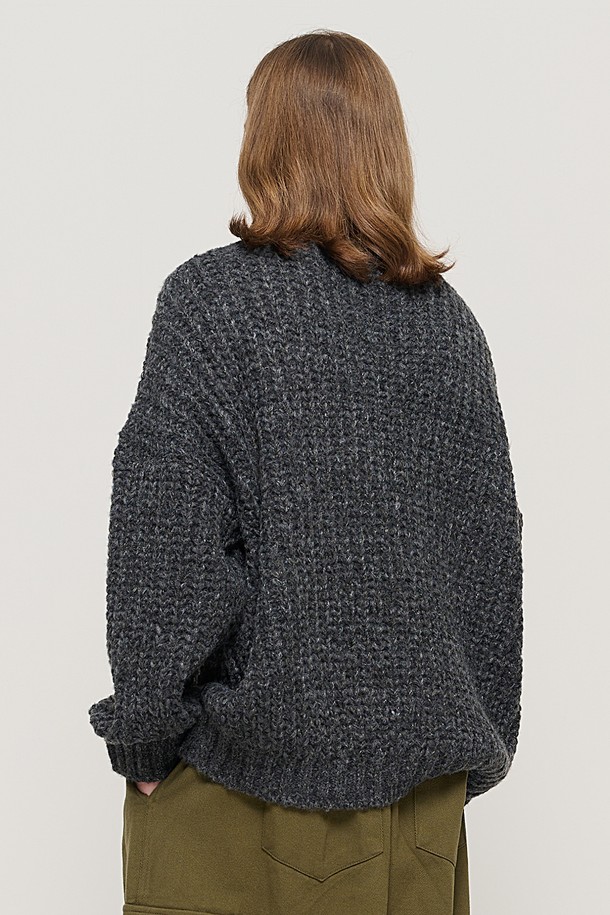 CARGOBROS - 스웨터 - SEMI-OVERSIZE CABLE MOCKNECK SWEATER (CHARCHOL)