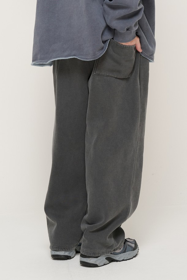 CARGOBROS - 캐주얼팬츠 - IN PIGMENT NAPPING TRAINING WIDE STRAIGHT PANTS  (CHARCOAL)