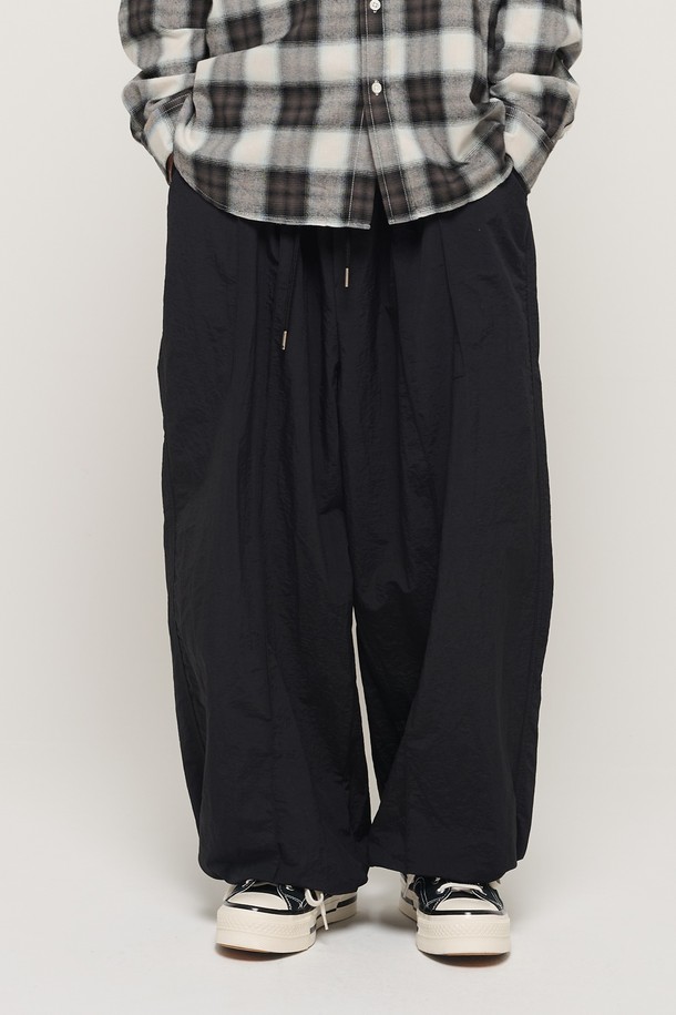 CARGOBROS - 캐주얼팬츠 - WIND PIN TUCK WIDE STRING PANTS (BLACK)