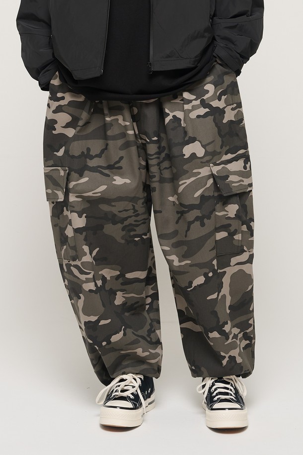 CARGOBROS - 캐주얼팬츠 - CAMO RANDOM PATTERN WIDE BAND BALLOON PANTS (BLACK)